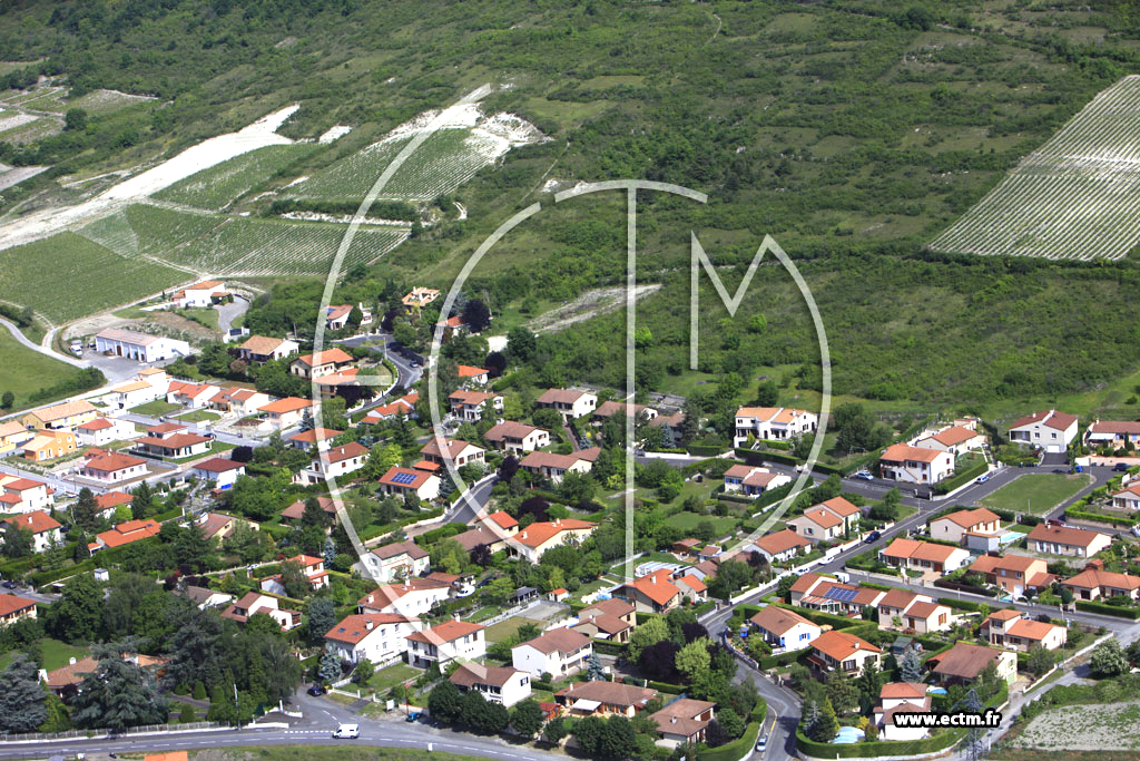 Photo arienne de Chteaugay (Maison Jaune)