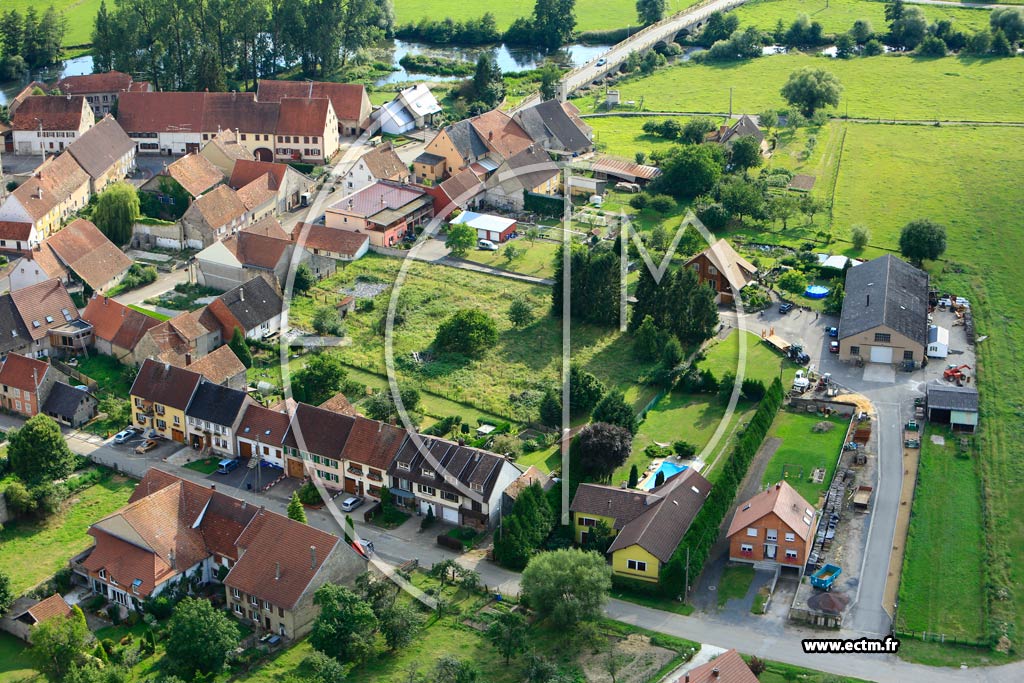 Photo arienne de Sarrewerden (Bischtroff sur Sarre)