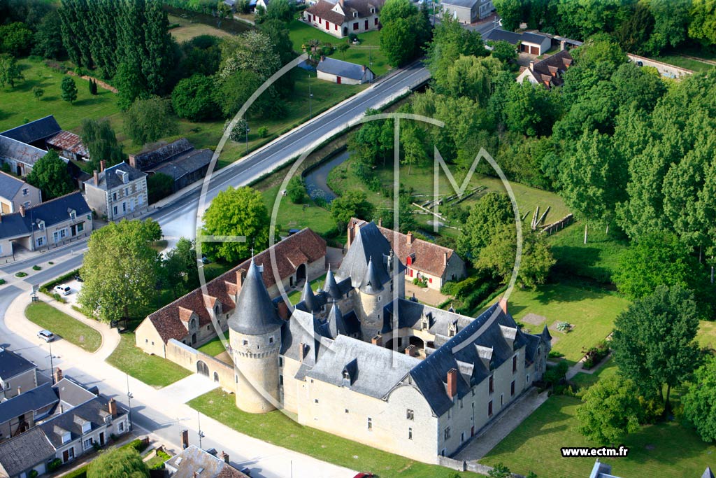 Photo arienne de Chateau de Fougres-sur-Bivre (Fougres-sur-Bivre)