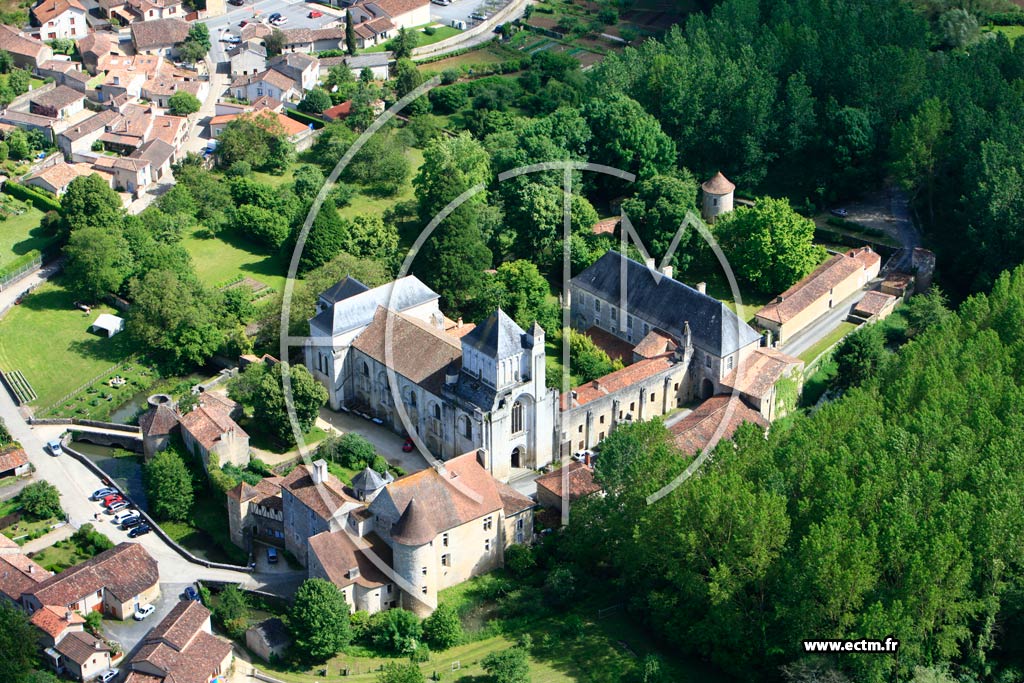 Photo arienne de Nouaill-Maupertuis (Abbaye Saint-Junien de Nouaill-Maupertuis)