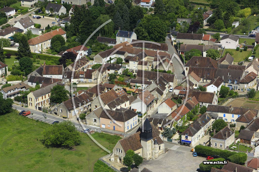 Photo arienne de Augy (Place de l'Eglise)