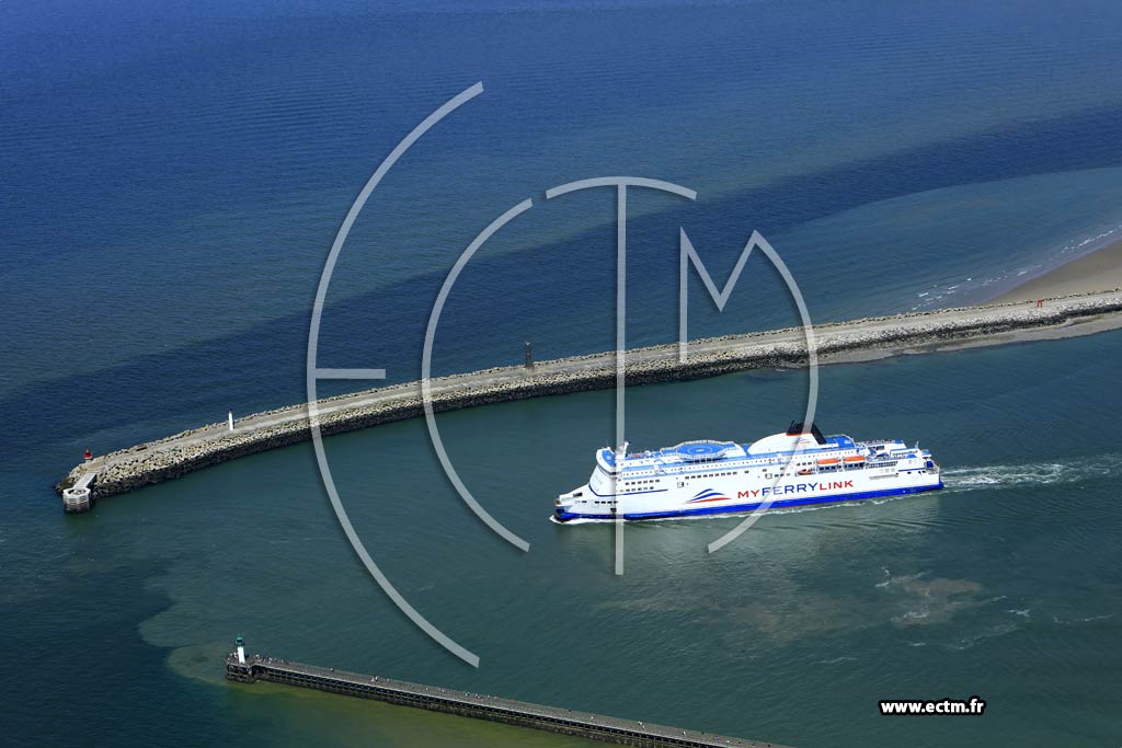Photo arienne de Calais (Ferry quittant Calais)