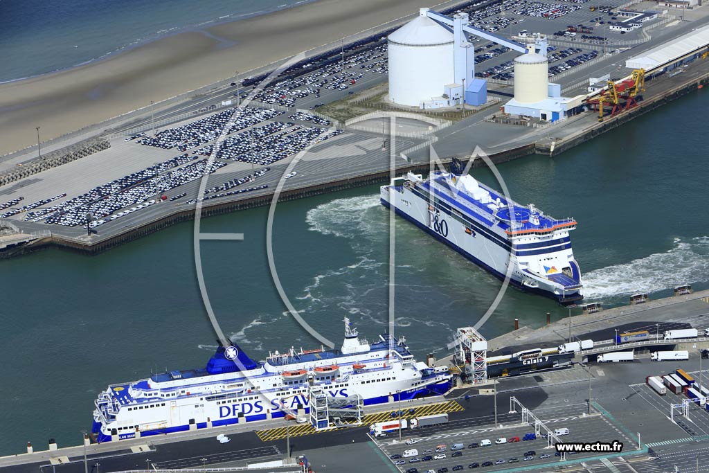 Photo arienne de Calais (Le port et le terminal transmanche)