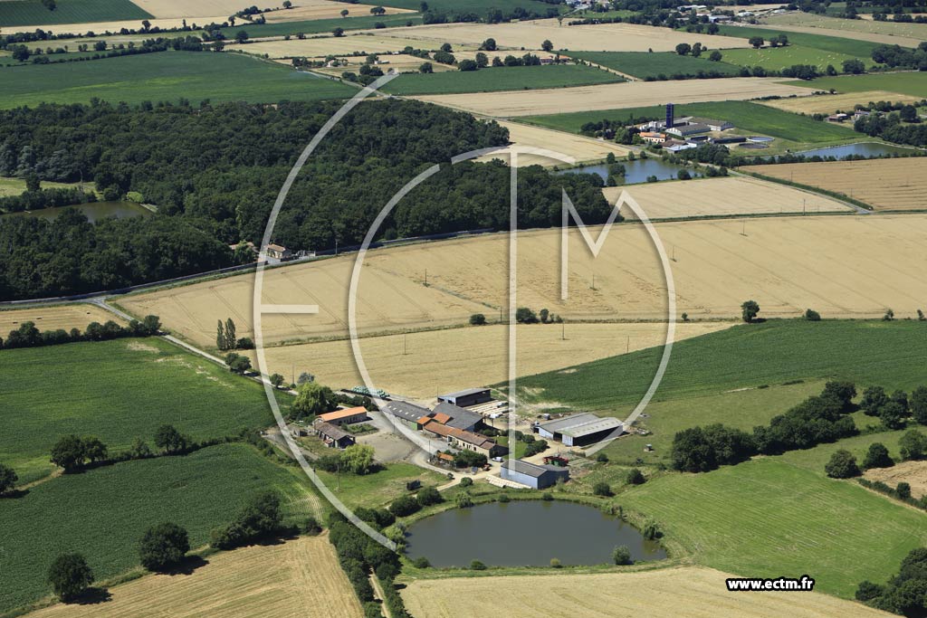 Photo arienne de La Salle-de-Vihiers (le Grand Grolay)