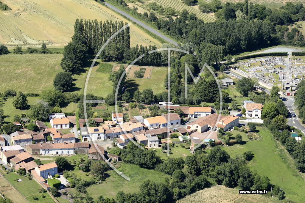 Photo arienne de Moutiers-sur-le-Lay (le Puy)