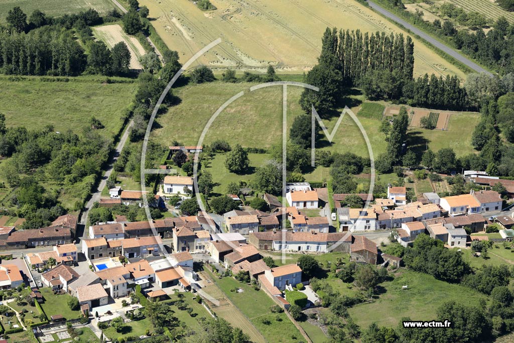 Photo arienne de Moutiers-sur-le-Lay (le Puy)