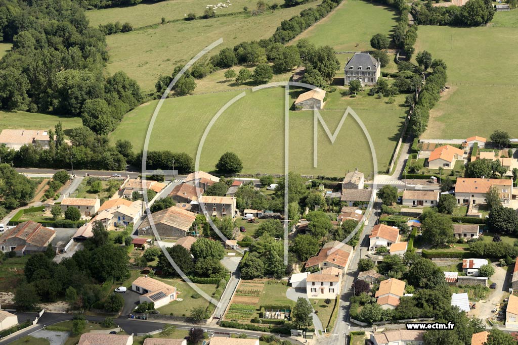 Photo arienne de Fressines (Logis de la Chesnaye)