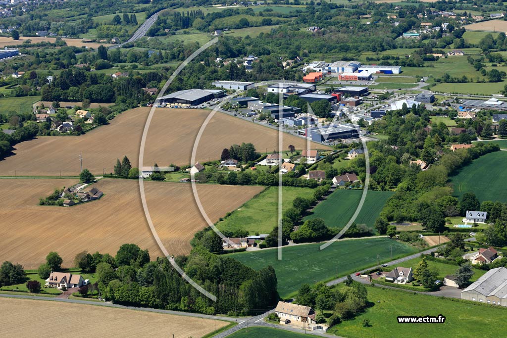 Photo arienne de Yvr-l'vque (Les Landes)